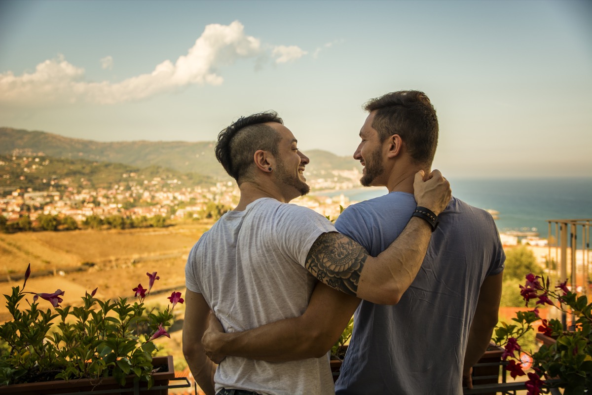 Couple gay en randonnée en vacances