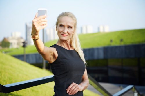 Femme confiante prenant un selfie